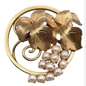 Imperial Pearl Syndicate 12kt gold-filled Pearl and Leaf Brooch